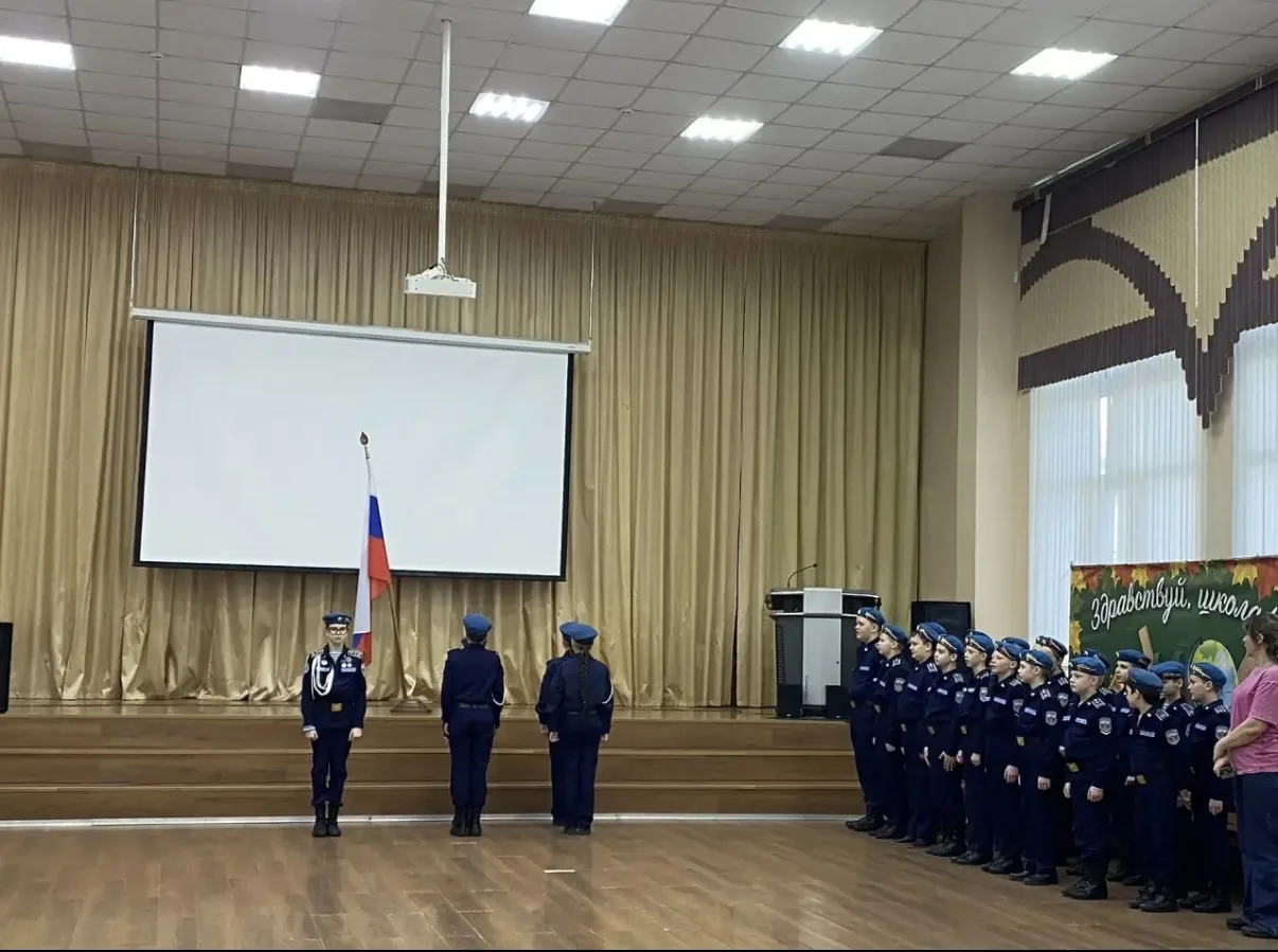 Традиционное утро понедельника! Поднятие флага кадетами 5 взвода.