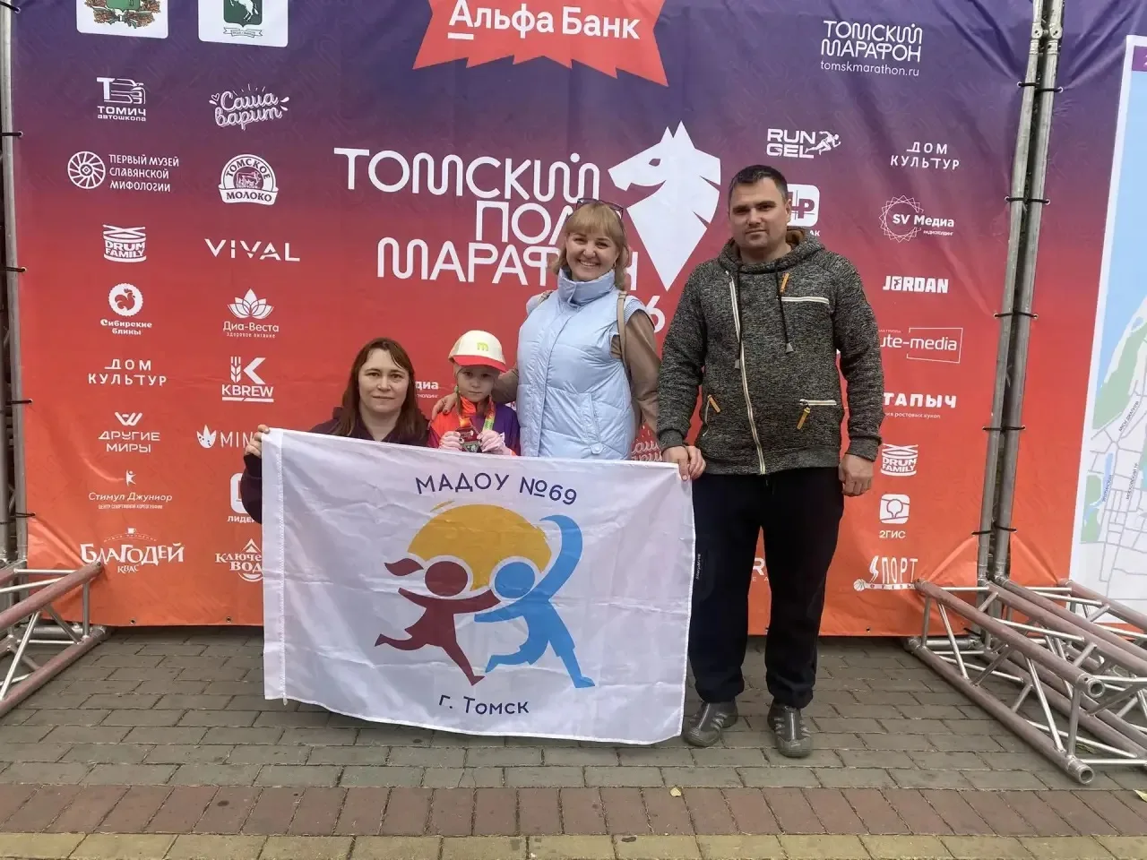 🏃‍♂️ Осенний забег на площади Новособорной: энергия, скорость и гордость! 🏃‍♀️