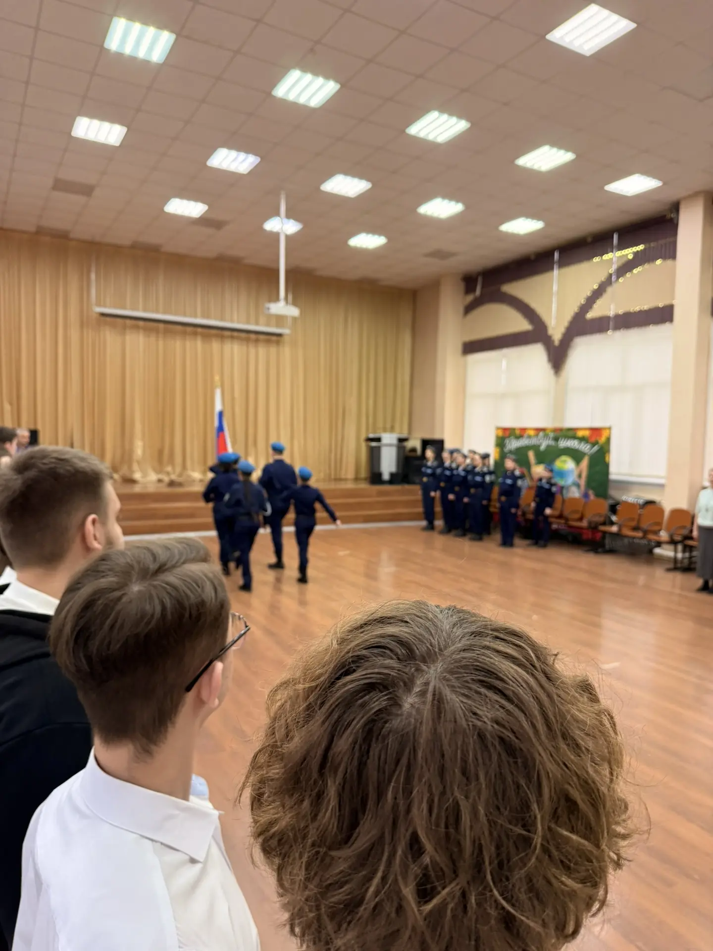 Утро понедельника. Традиционное поднятие флага кадетами 5 взвода.