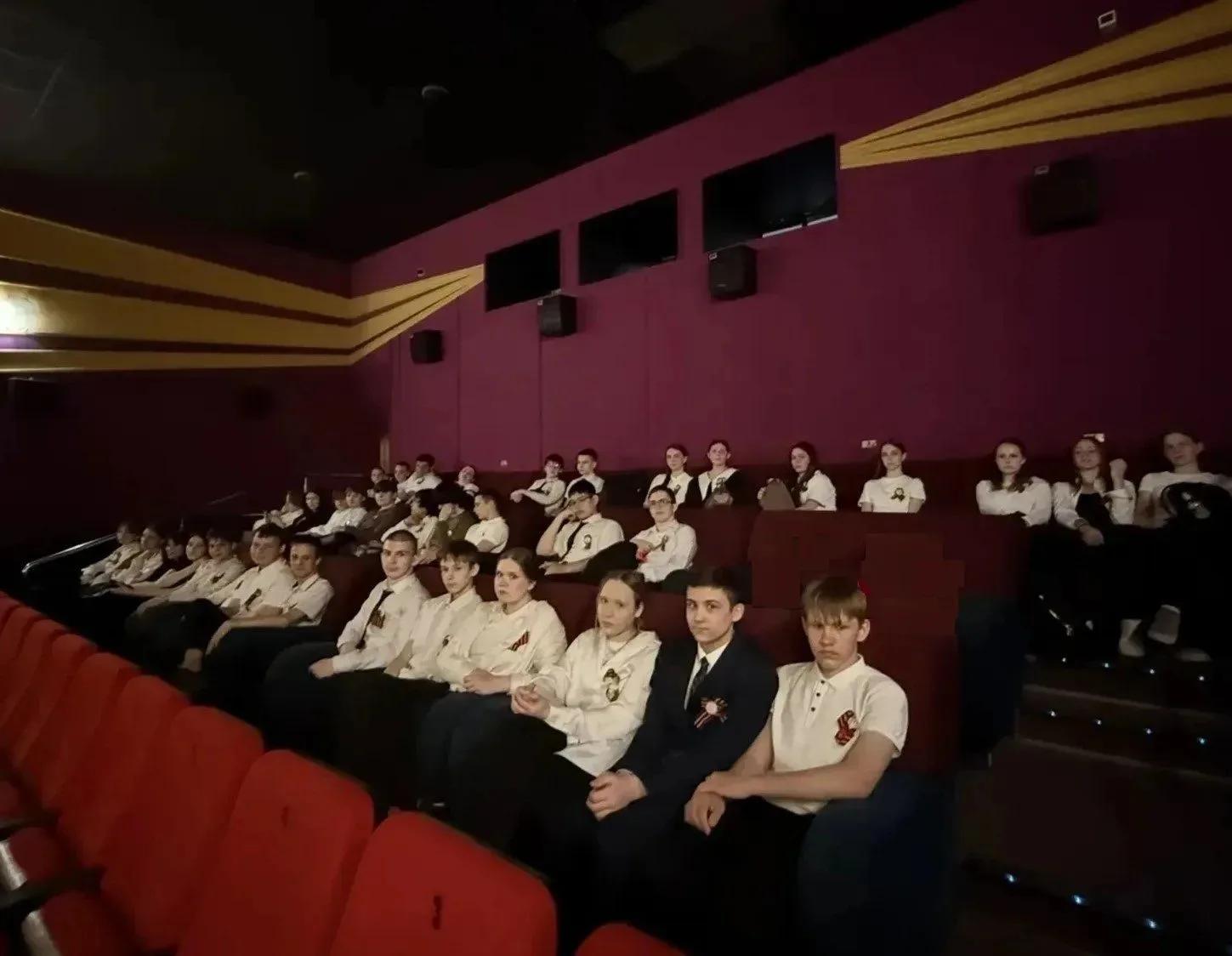 «Ангелы Ладоги»  8 мая учащиеся 8Б и 8В классов посмотрели фильм Александра Котта «Ангелы Ладоги» в 