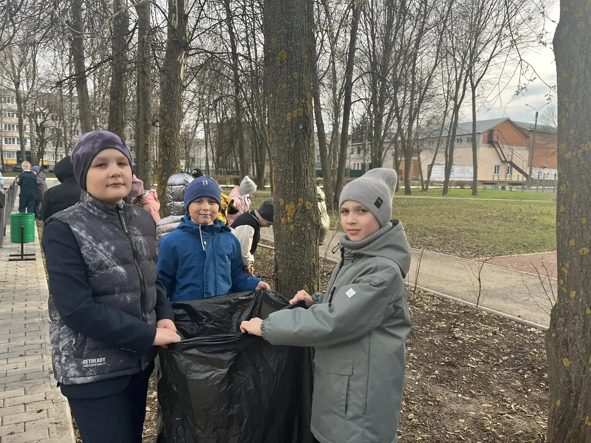 🌿 Наводим порядок на школьной территории  В рамках весенних субботников классы выходят на уборку шко