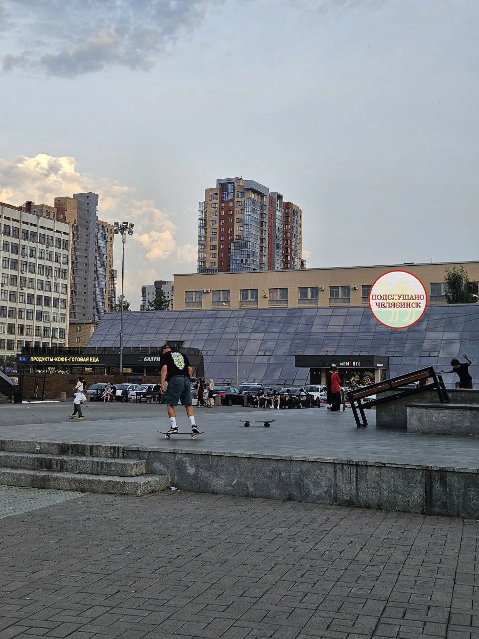 ▶️В Челябинске возле памятника Курчатову царит особая летняя атмосфера 😍