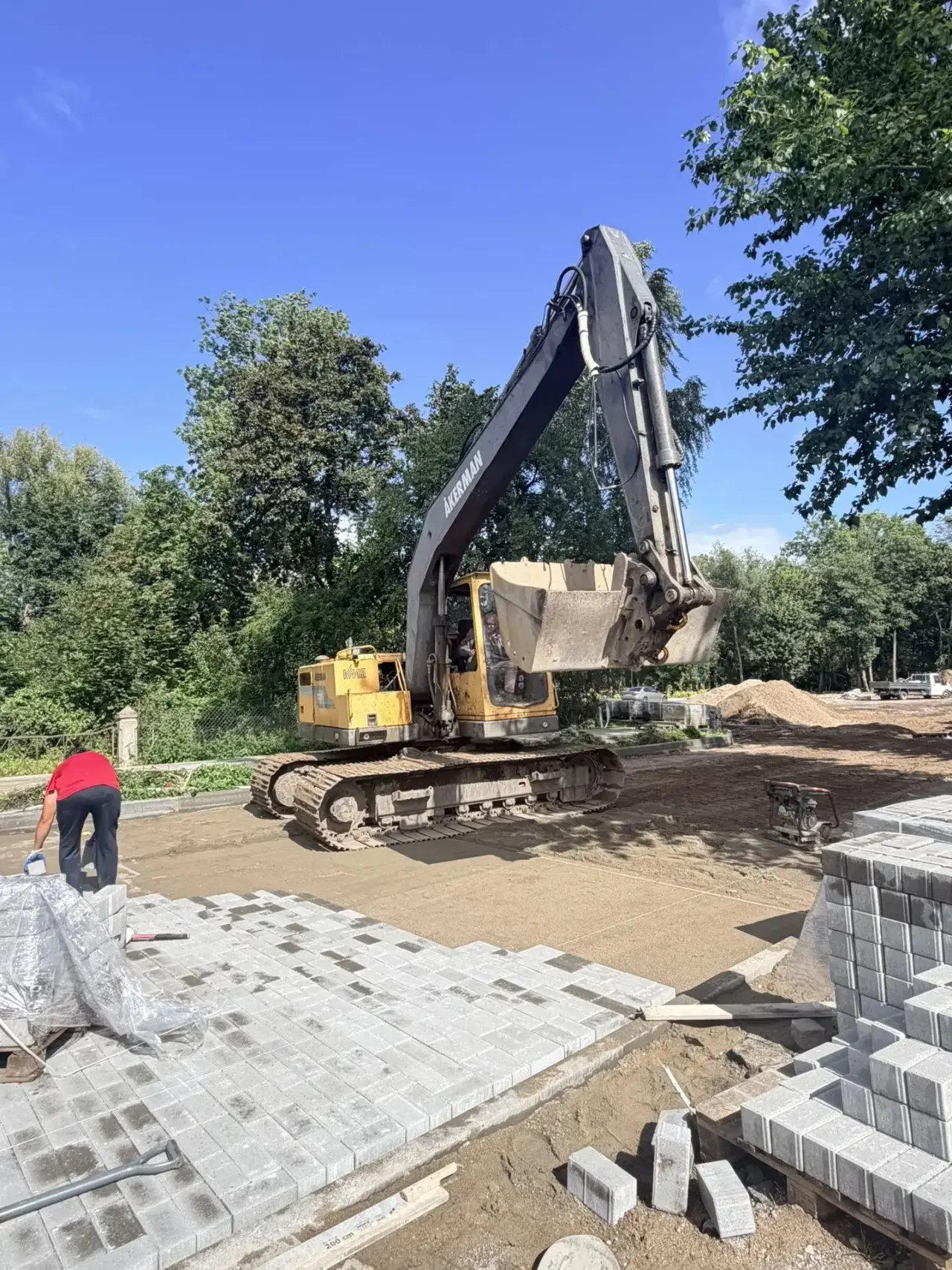 Благоустройство привокзальной площади в Полесске продолжается! 🏗