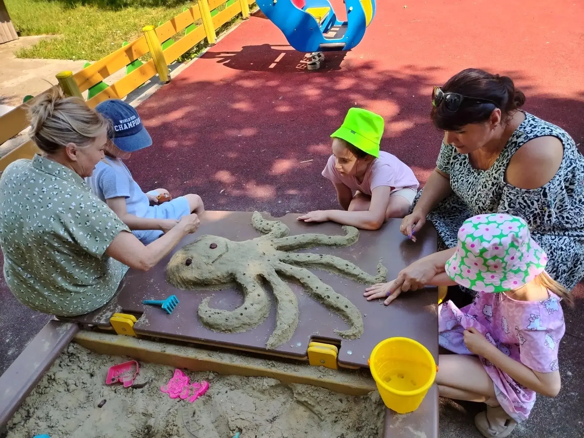 ☀️☀️☀️
Сегодня в летней солнечный ☀️ день, мы с детьми ресурсной группы 1 организовали исследователь