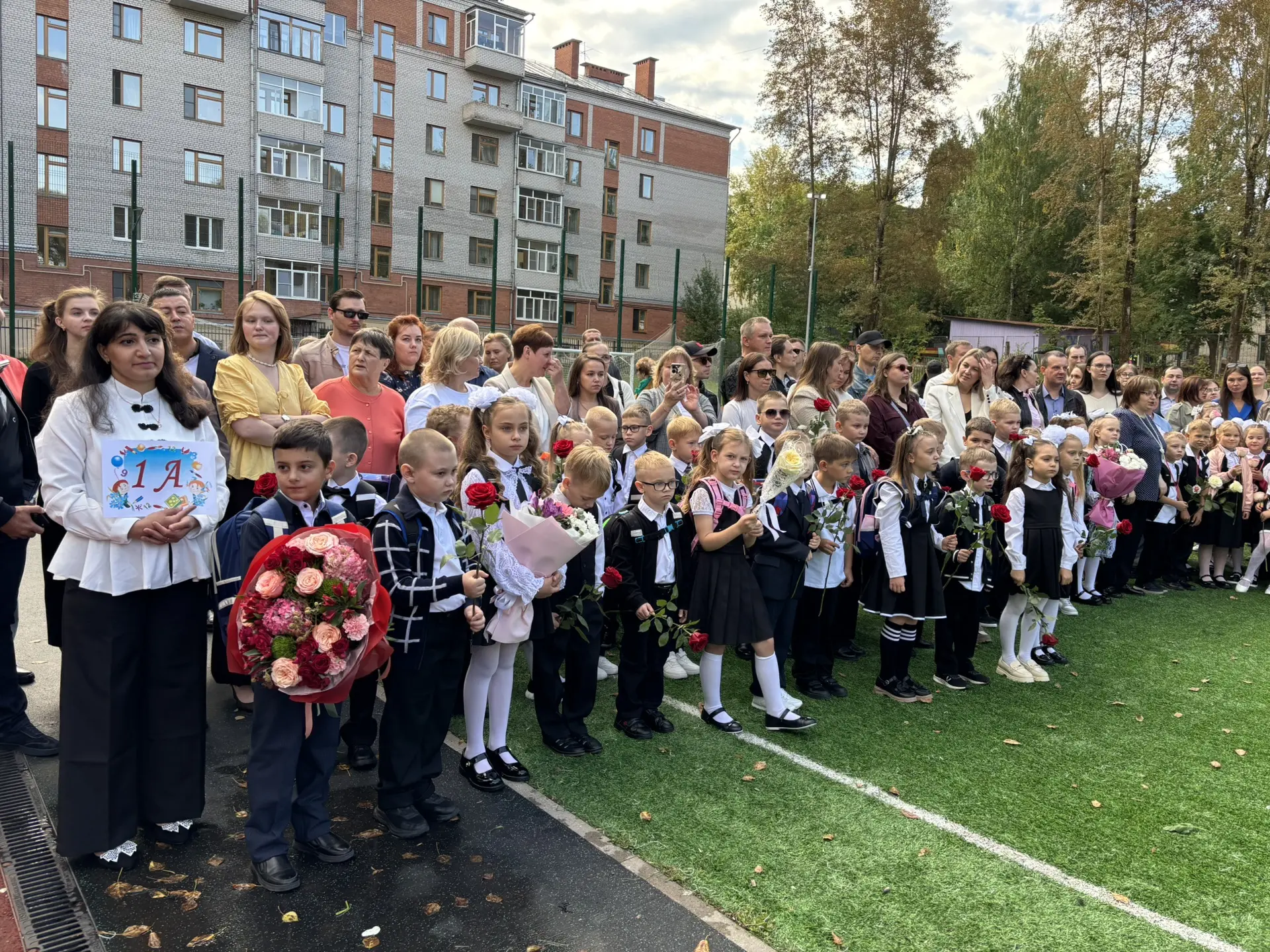 Сегодня в нашей школе прошли торжественные линейки, посвящённые 1 сентября! Было по-осо...