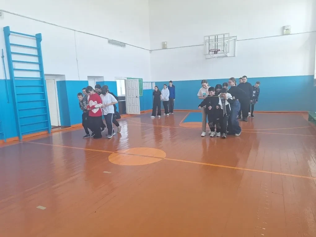 В рамках фестиваля "Люди как Люди" в Полозаозерской школе состоялись "Весёлые игры". В ходе мероприя