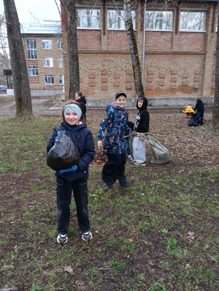 Ребята 3 "З" класса вместе с классным руководителем Инной Борисовной  дружно вышли на уборку террито