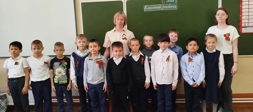 Сегодня в 1 "В"прошел патриотический час «О героях ВОВ »  Первоклассники узнали о животных-героях Ве