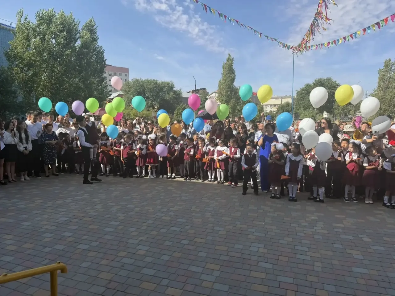 🎉Сегодня школьный двор вновь наполнился звонким смехом, яркими букетами и волнующим пр...