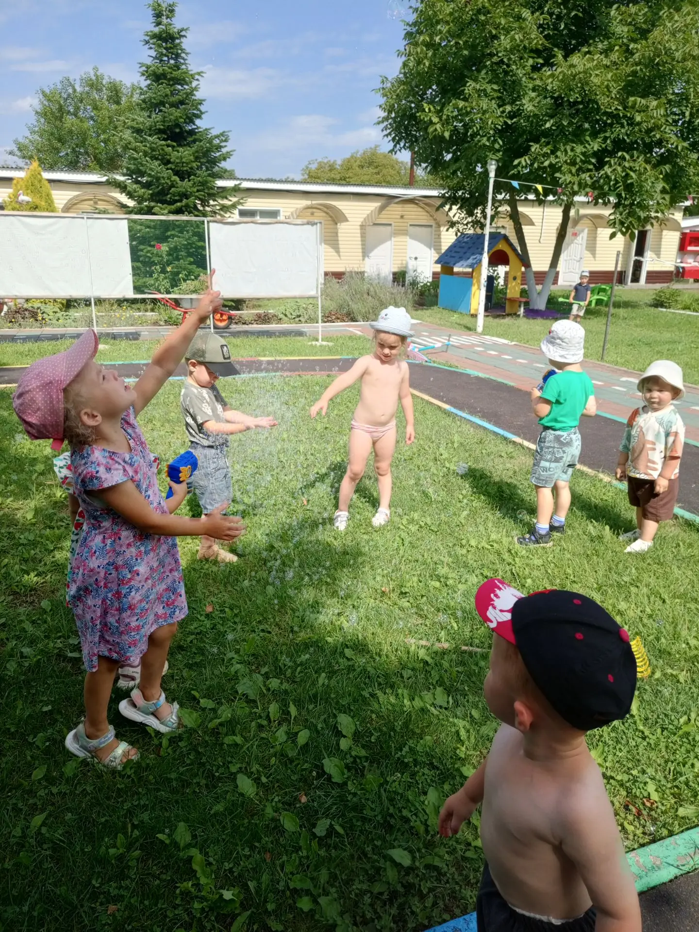 Детский садик, детский сад!
Малыши туда спешат.

Посмотреть я в сад иду –
Что растёт в таком саду?
М