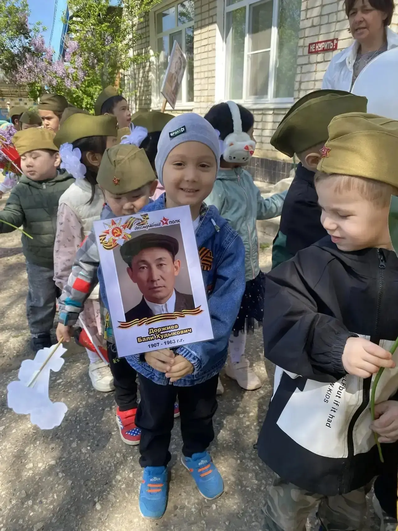 🎖️ В Элисте проходит акция «Бессмертный полк» среди воспитанников детских садов. Маленькие участники