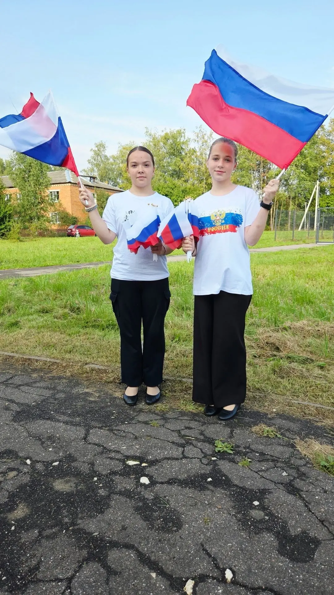 Активисты нашего округа провели акцию «Российский триколор» в День флага России