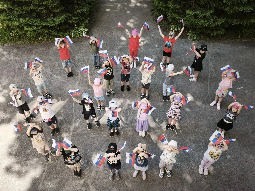 😍 Осторожно! Лавина умиления и патриотизма накрыла наш детский сад!

Кто сказал, что флешмоб — это 