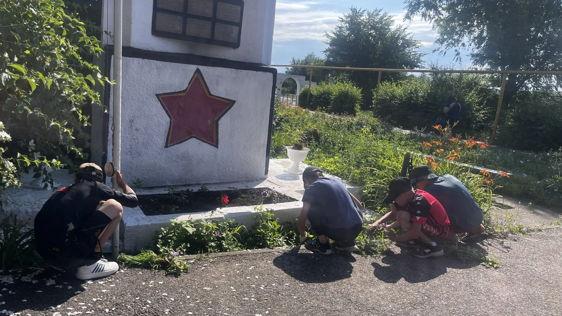 «Никто не забыт, ничто не забыто» – эти слова звучат особенно пронзительно. 
В канун Дня памяти и ск
