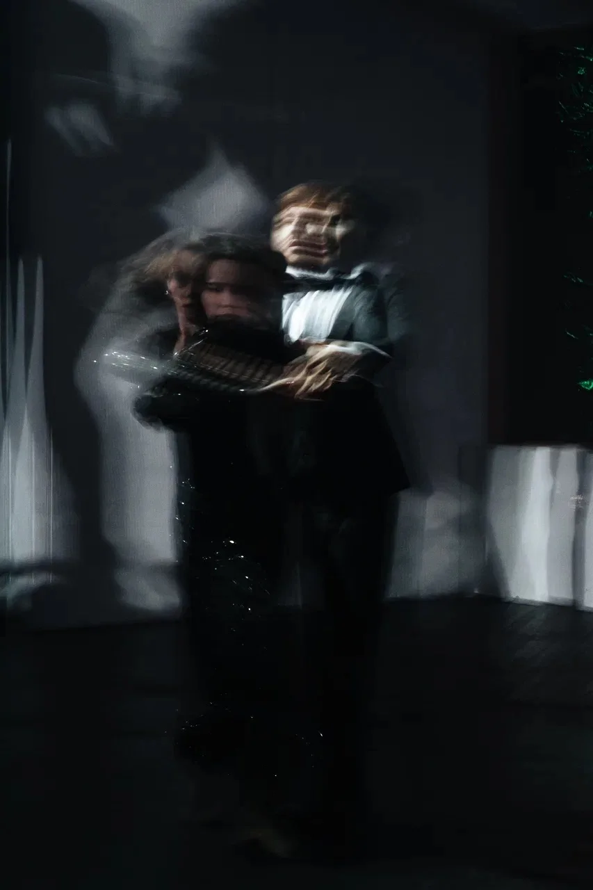 Куркыныч, авыр, тетрәндергеч… әмма сез аны тагын бер карар идегез.  🎭 «Тәрәзәмә кем шакый?» — нәкъ ш