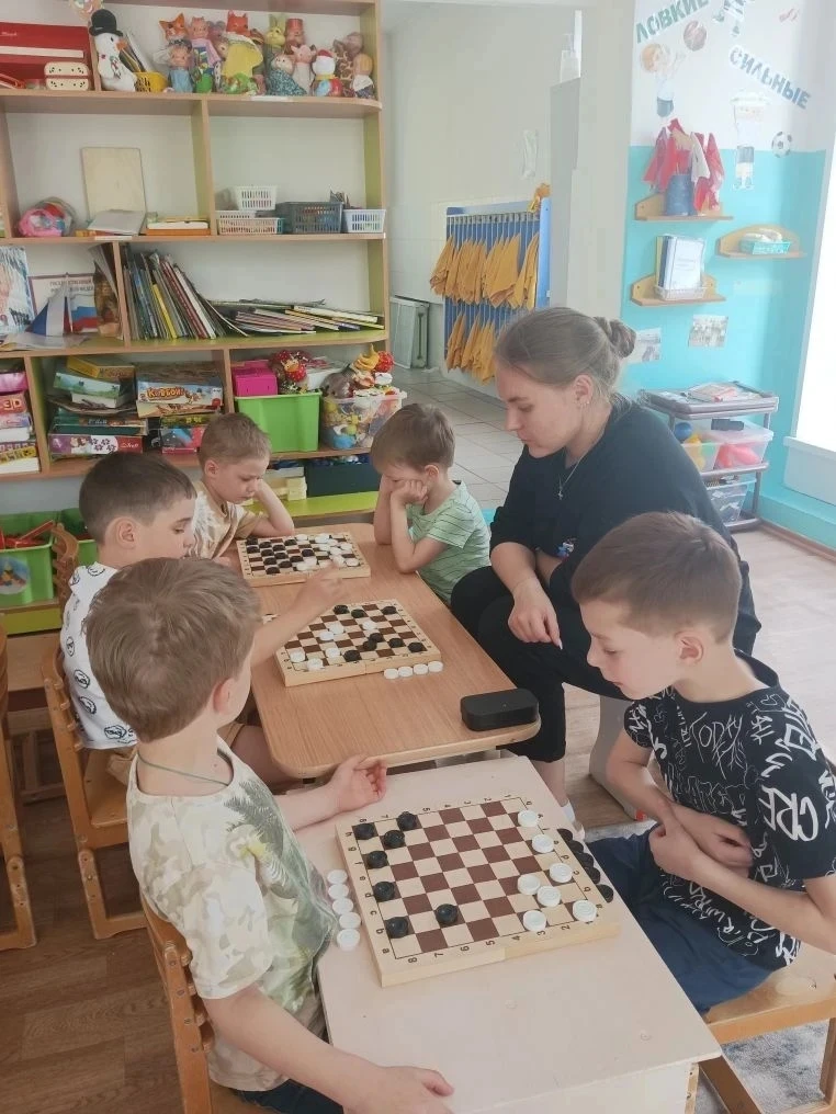 🎉 Внимание, внимание! У нас продолжаются весёлые занятия в "Шашечном клубе"! 🥳 Ребята не только уч