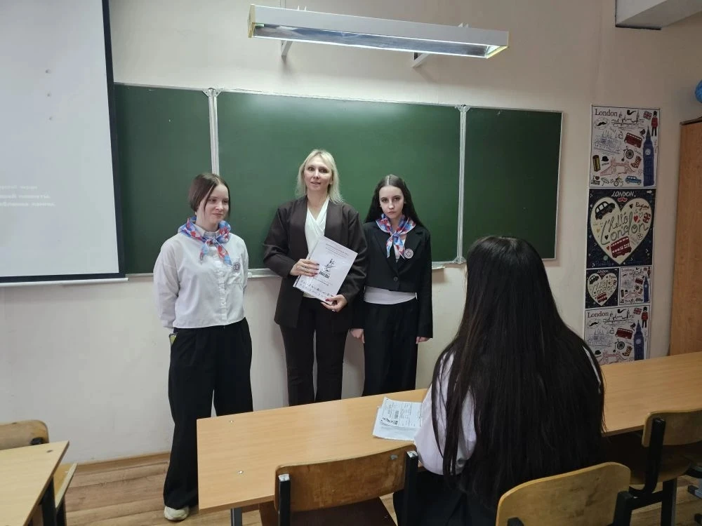 🌟 Наша школа стала площадкой для «Диктанта Победы»!  Сегодня старшеклассники с серьёзным настроем вз