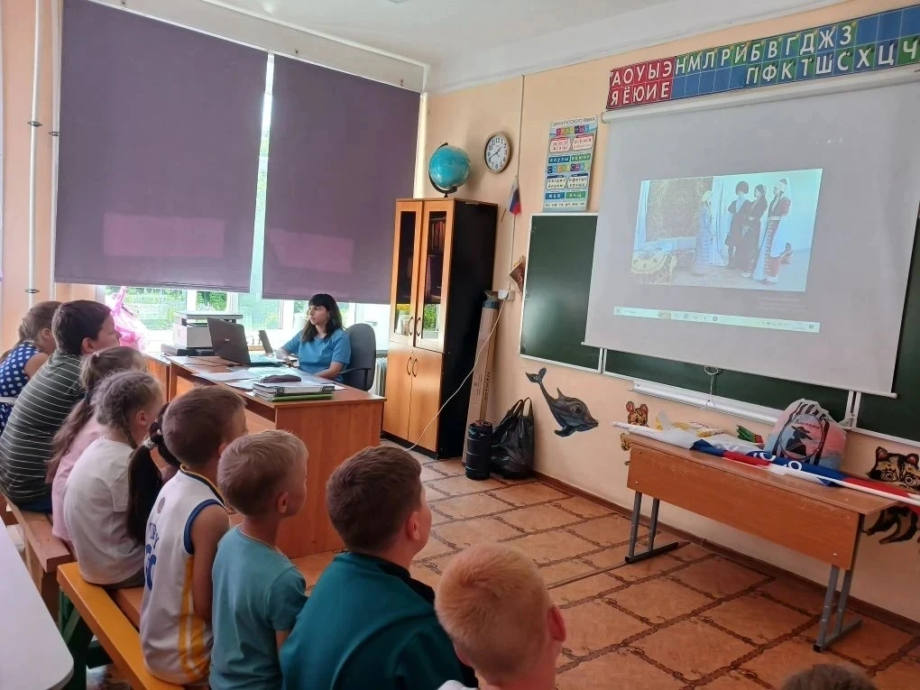 День одиннадцатый пришкольного лагеря "Планета детства" был посвящен народам России. "Д...