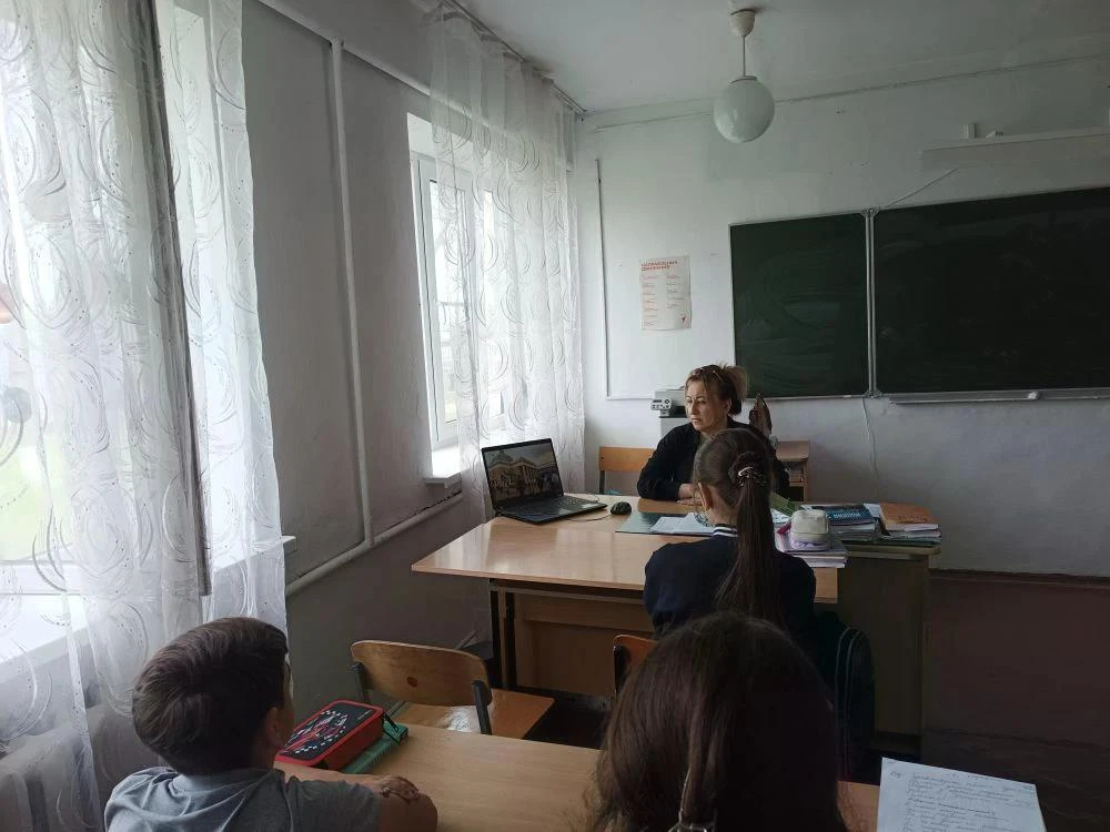 13.05.26г., в рамках детского месячника «Уступи дорогу Поездам!» была проведена беседа ...