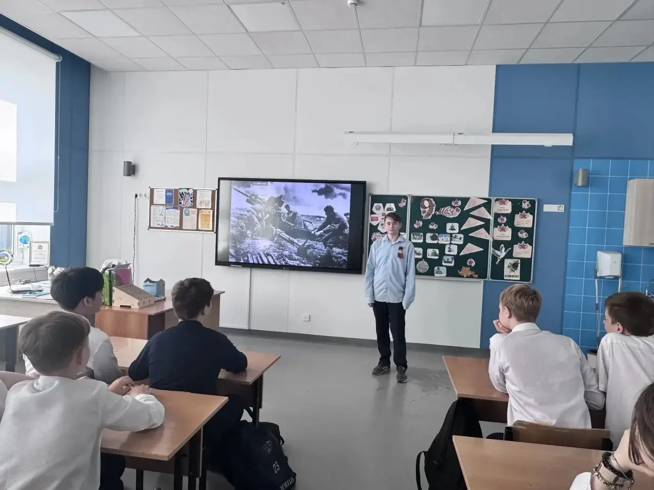 🎖️Классный час, посвящённый Дню Победы, прошёл в 7 «В» классе!   Ребята посмотрели видео-презентацию