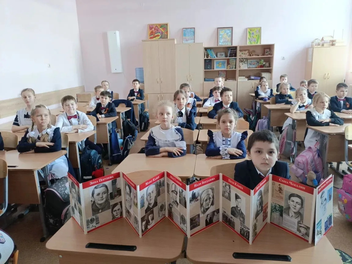 В преддверии Дня Победы на уроке Мужества в 1 Д и 1 Г классах прошёл библиотечный час на тему,, Дети