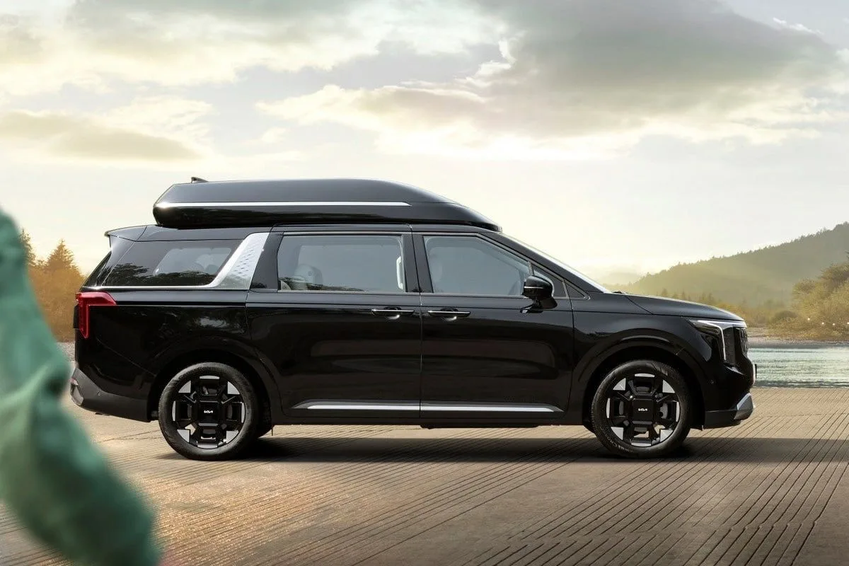 Новая версия Kia Carnival с высокой крышей