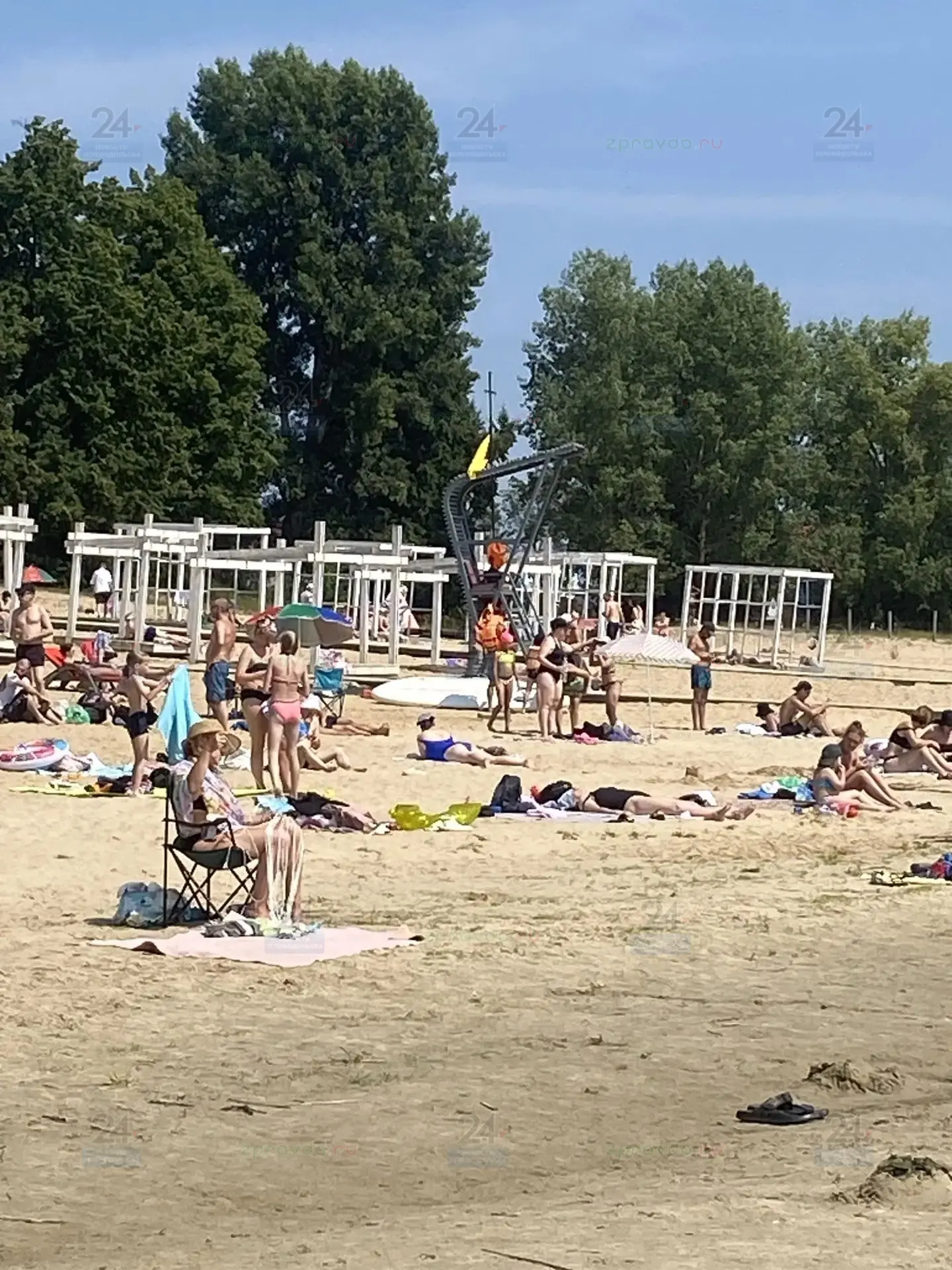 Сегодня, в День ВМФ, на городском пляже негде яблоку упасть . По Волге плавают яхты, ка...