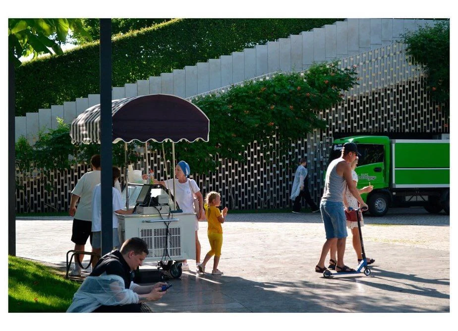 🌿В любимом парке 
есть тенистые аллеи,
мороженицы,🍦🧃🍭кафе,
различные точки питания.

Также не за