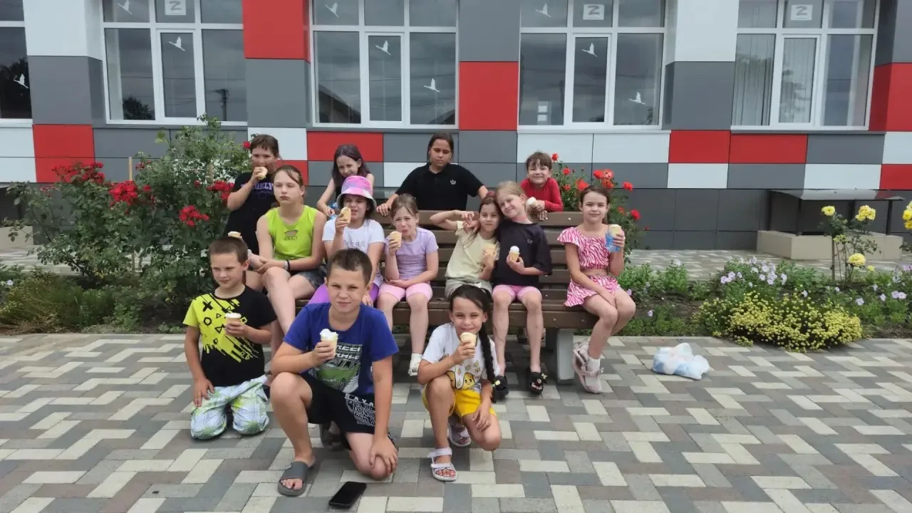 Вчера мы ярко и шумно закрыли нашу лагерную смену! Начали с большого концерта, где наши звёздочки по