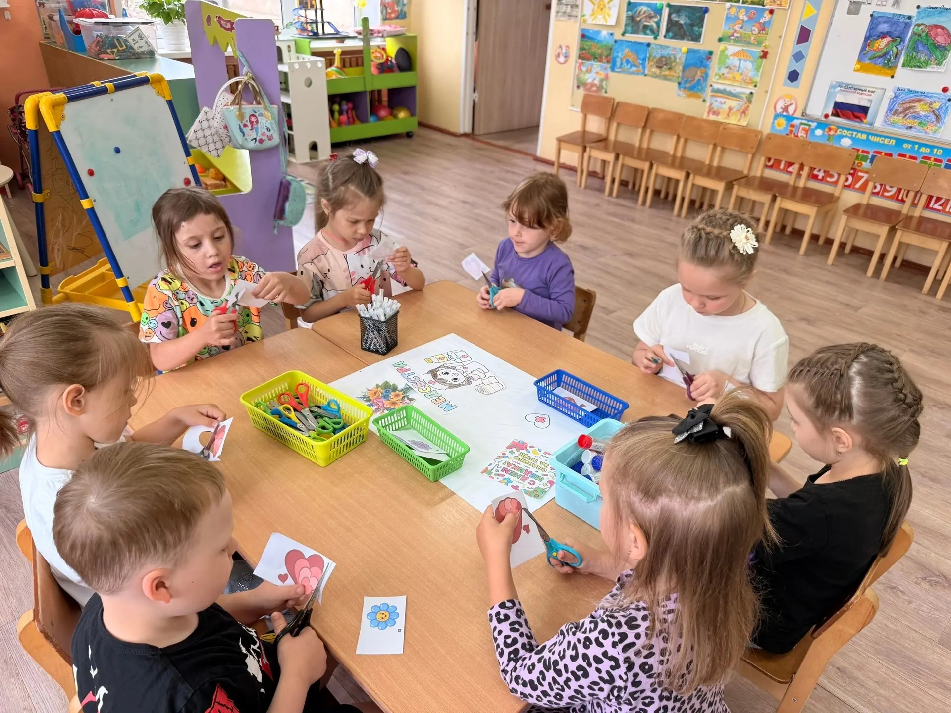 Третье воскресенье июня - День медицинского работника. 💐
Ребята группы «Ягодки» сделали яркий плака