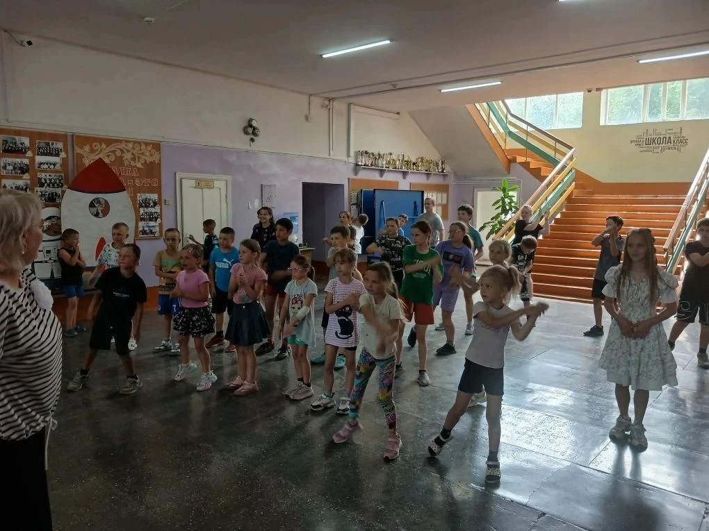 🎉 Супер-гости в нашем лагере! 🎉

Сегодня в нашем детском лагере было особенно шумно и весело! К на