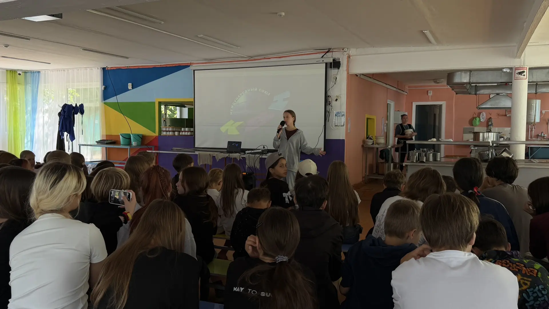🎭🎤 Секреты отличного юмора: в «Радуге» прошла мастерская лекция по КВН! 🌈✨