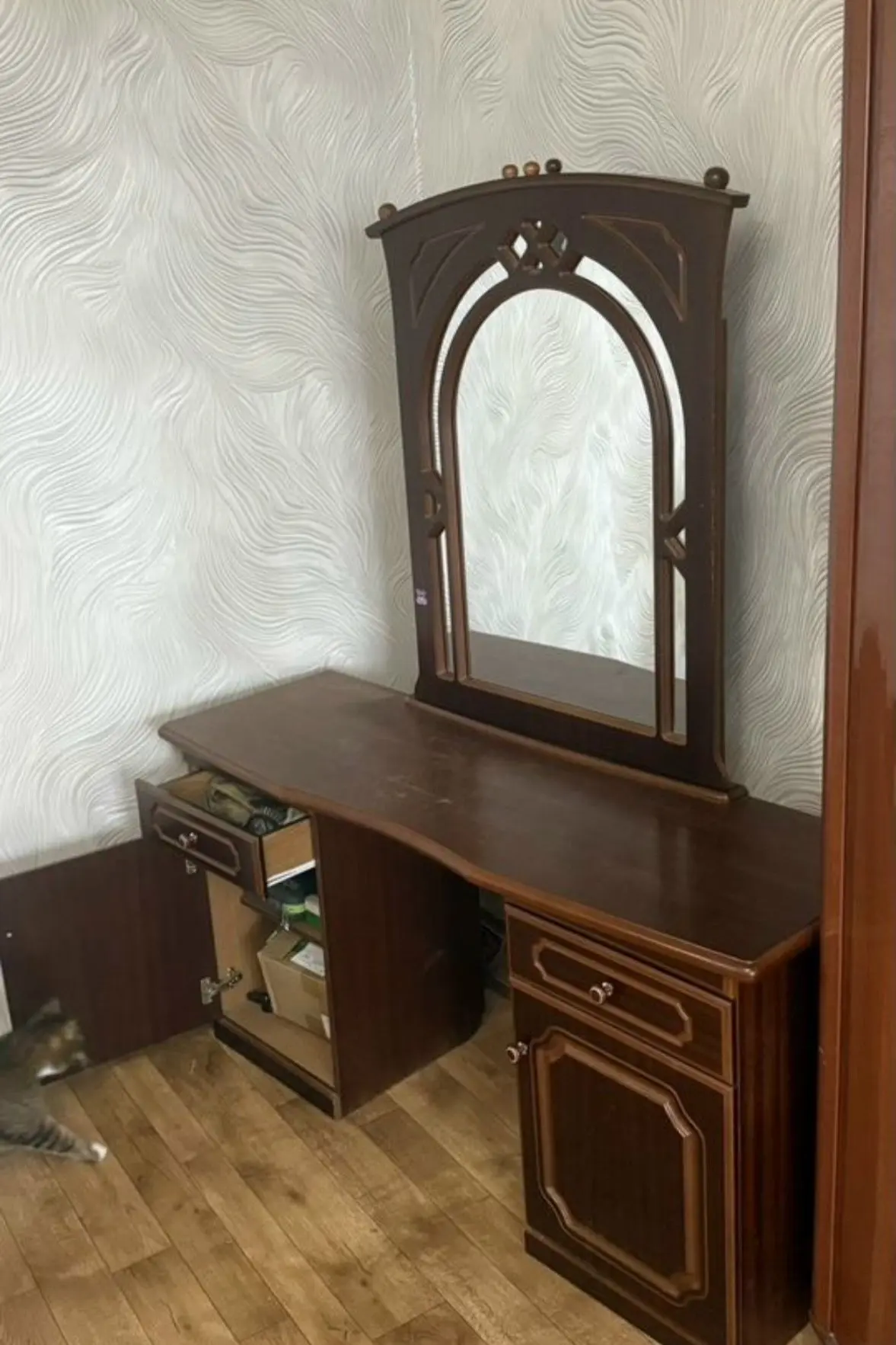 Продам стенку и гримерный столик