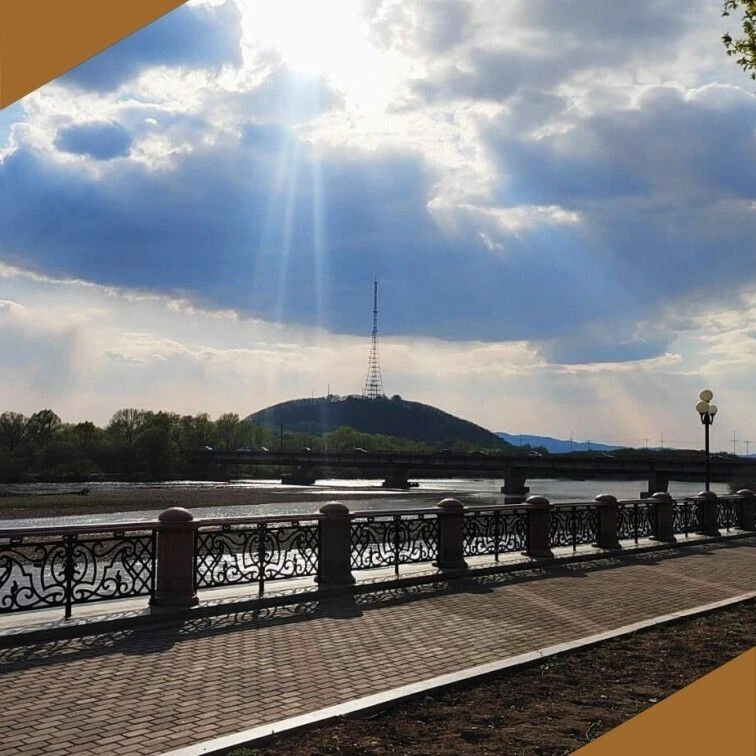 Сопка Тихонькая

🗻Высота сопки 225 метров над уровнем моря и это не просто сопка, а остатки древнег