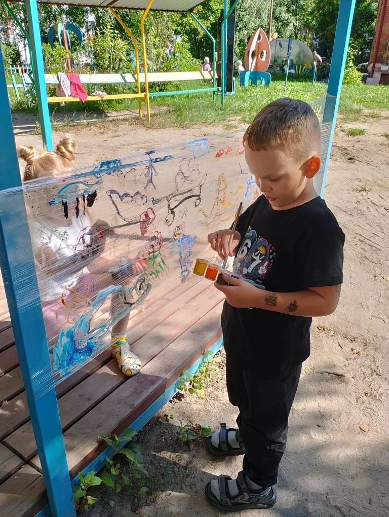 🖌🎨 На прогулке случилось настоящее творческое приключение! Дети с восторгом рисовали ...
