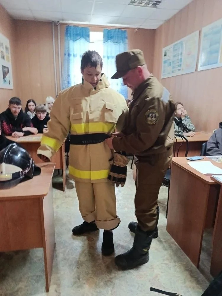 МБОУ СОШ с.им.П.Осипенко. Сборы продолжаются. Погружение в профессию пожарного.
