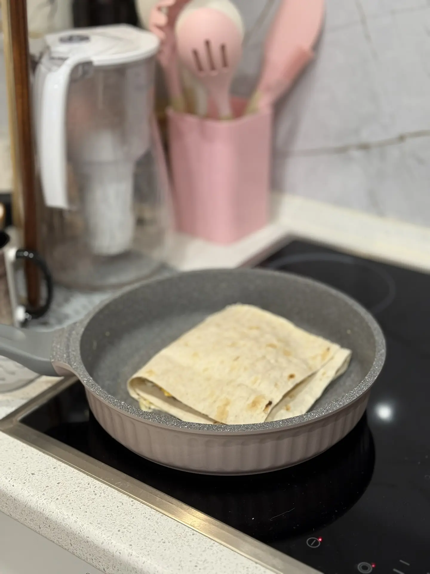 На скорую руку , но это сытно и вкусно 🩶  -лаваш смазать сливочным сыром  -выложить ингредиенты имен