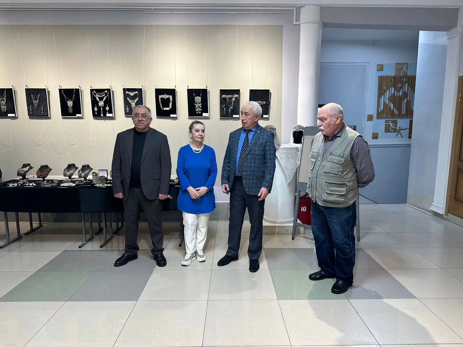 Выставка работ Хадижат Парамазовой, преподавателя спецдисциплин Дагестанского художеств...