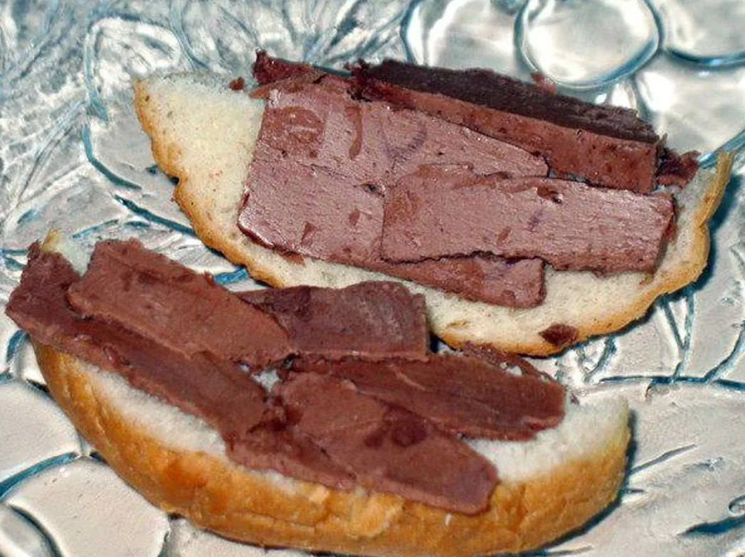 Тот самый вкус: шоколадное масло из СССР! 🍫

Толстый слой шоколадного масла на батоне! Что может бы