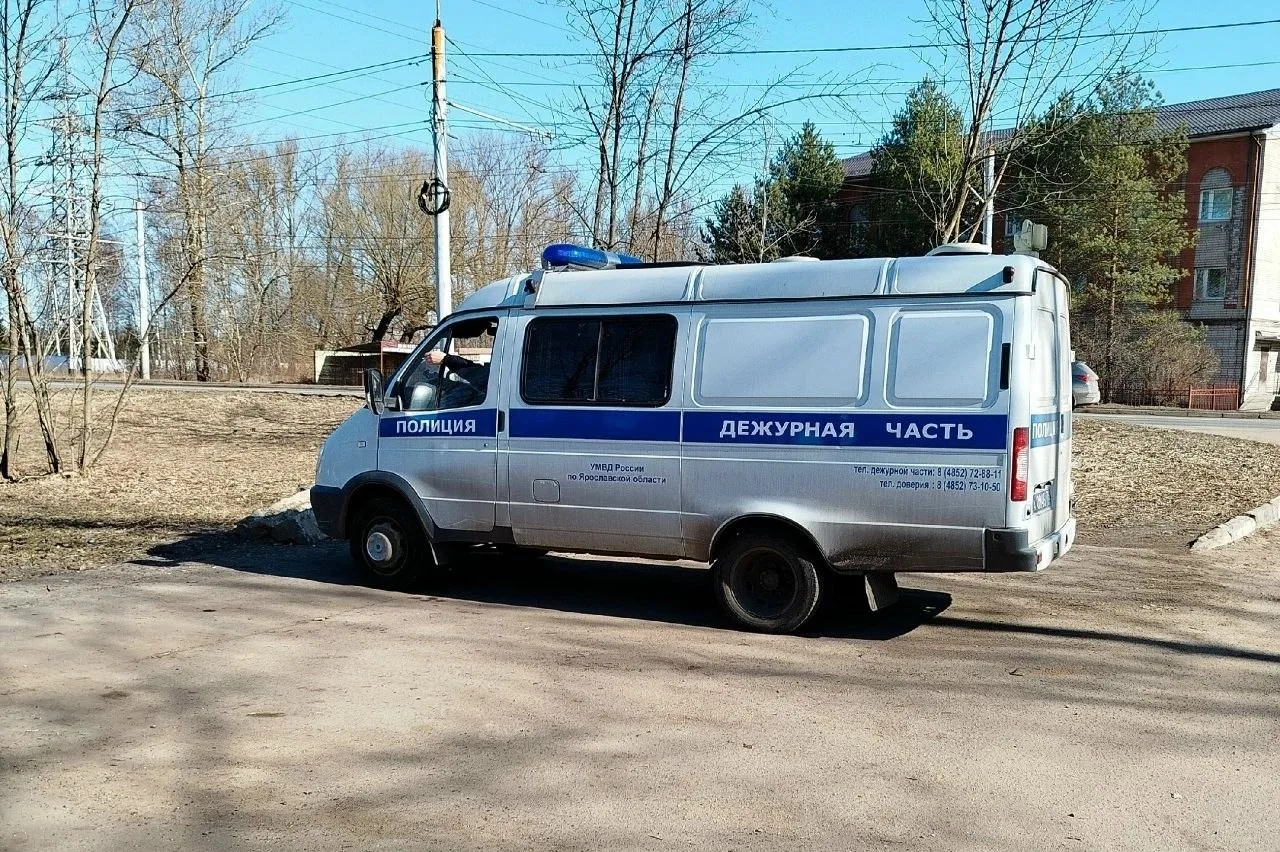 В Ярославле на Ленинградском проспекте пьяный мужчина устроил скандал в подъезде и угрожал соседу ру