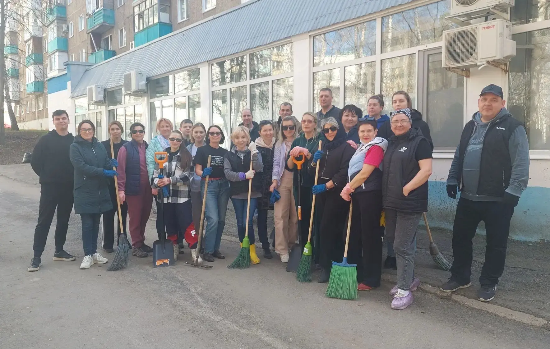 Сотрудники «Молочной кухни» приняли участие в городском субботнике.