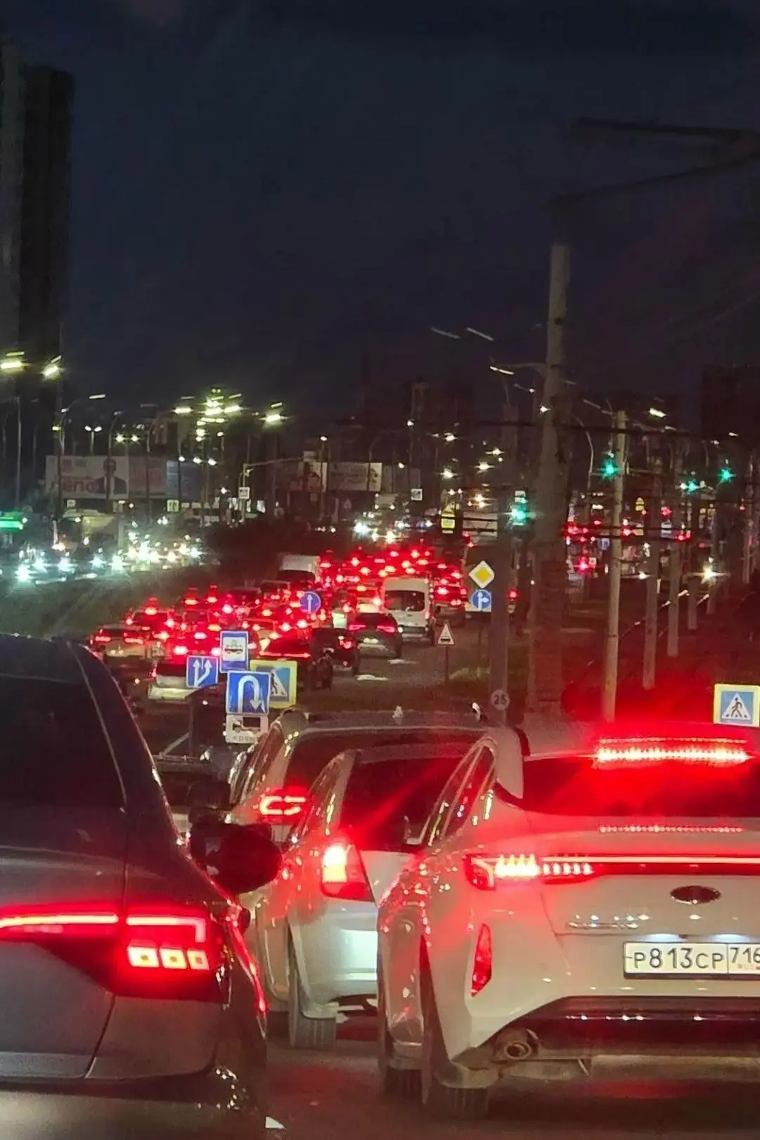 Лютейшие пробки по всему городу 😭 Даже трамваи просто забиты людьми.
