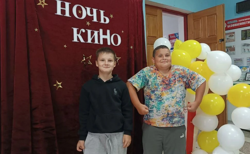 В рамках праздничной акции «Ночь кино», в ЦДК села Шаумян организована яркая фотозона, ...