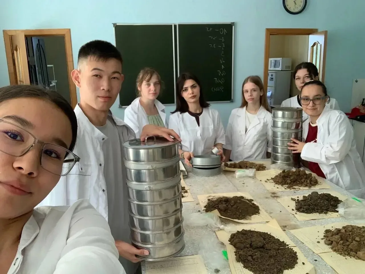 📒 Первокурсники АГУ составили атласы растений

Учебная практика по почвоведению и ботанике у студен