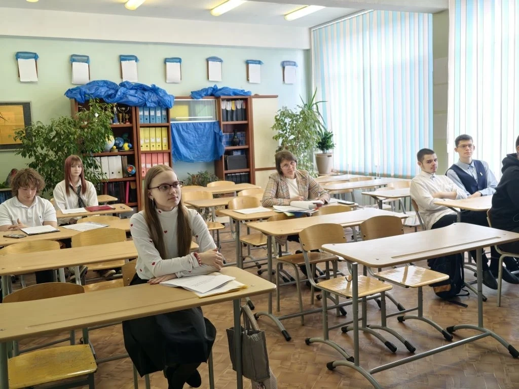 Сегодня в 10 классе прошла защита проектов и исследовательских работ.  Кто-то блестяще защитил свой 