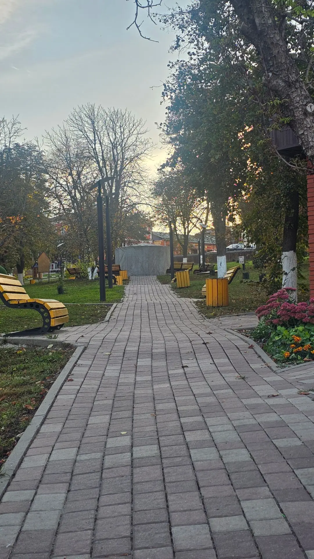 Сезон фонтанов всё, в спячке до следующего года. Не грустите, будьте как котик на фото,...