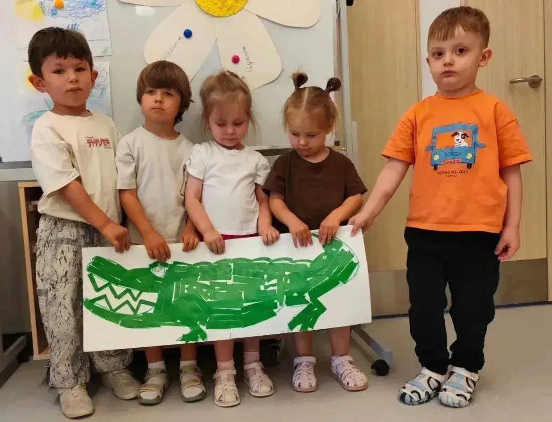 Сегодня в гости к дошколятам пожаловал сам зубастый крокодил! 🐊

💜 Всё началось с загадки: «По рек