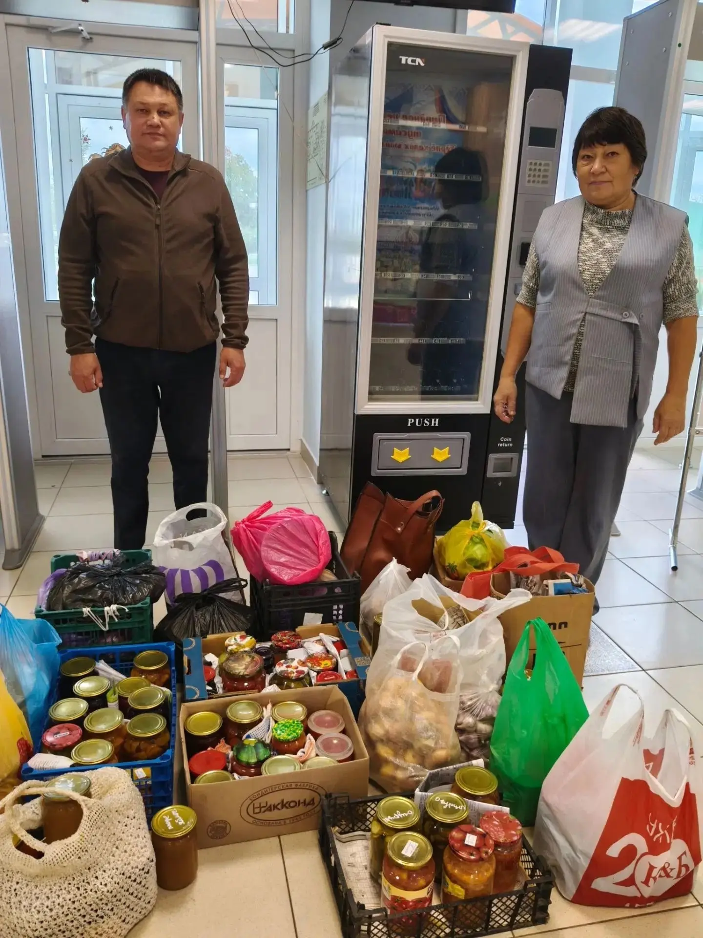 В Ухманском сельском Доме культуры серебряные волонтёры продолжают плести маскировочные...