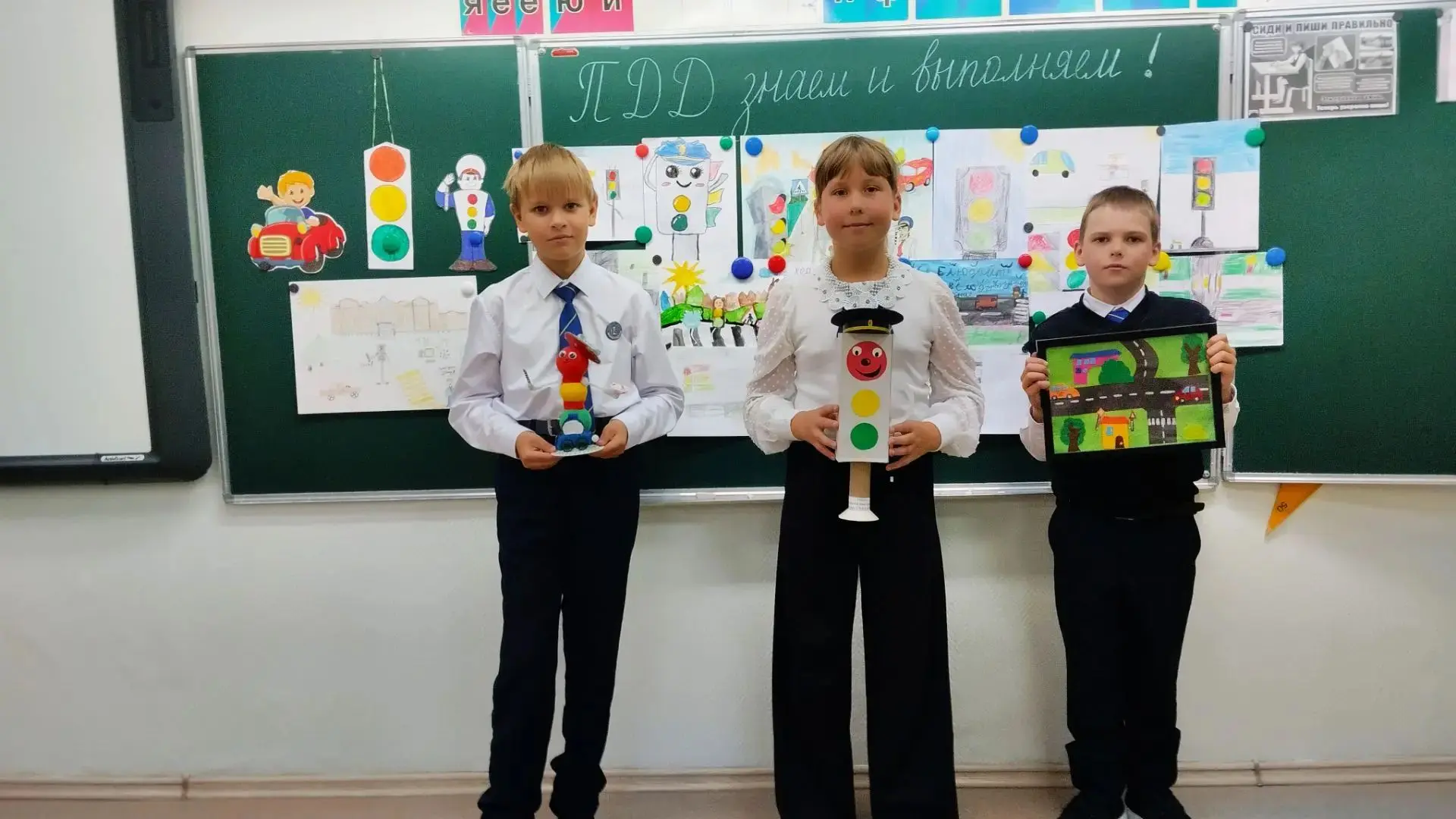 ПДД глазами детей: смотрим выставку рисунков! 🖍✨