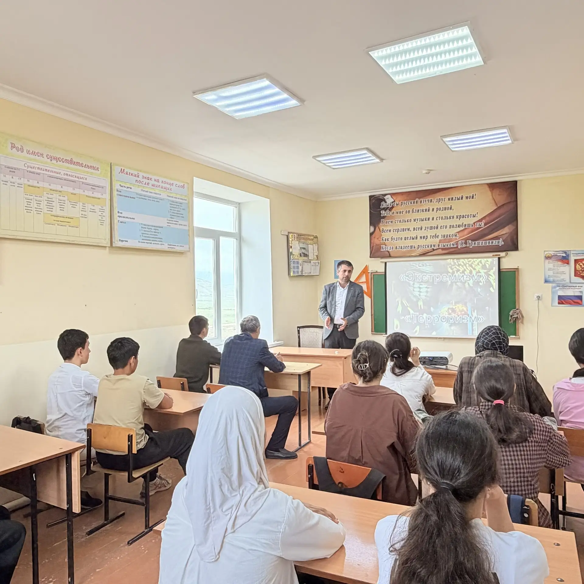 В МБОУ «Дюзлярская СОШ» прошли тематические классные часы, направленные на повышение правовой грамот